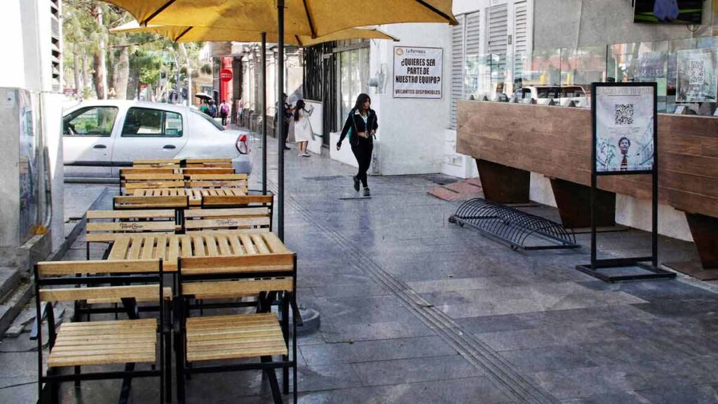 FACEBOOK-Solo-cuatro-restaurantes-de-la-Avenida-Juarez-siguen-en-el-proyecto-mesas-al-aire-libre-1024x576.jpg