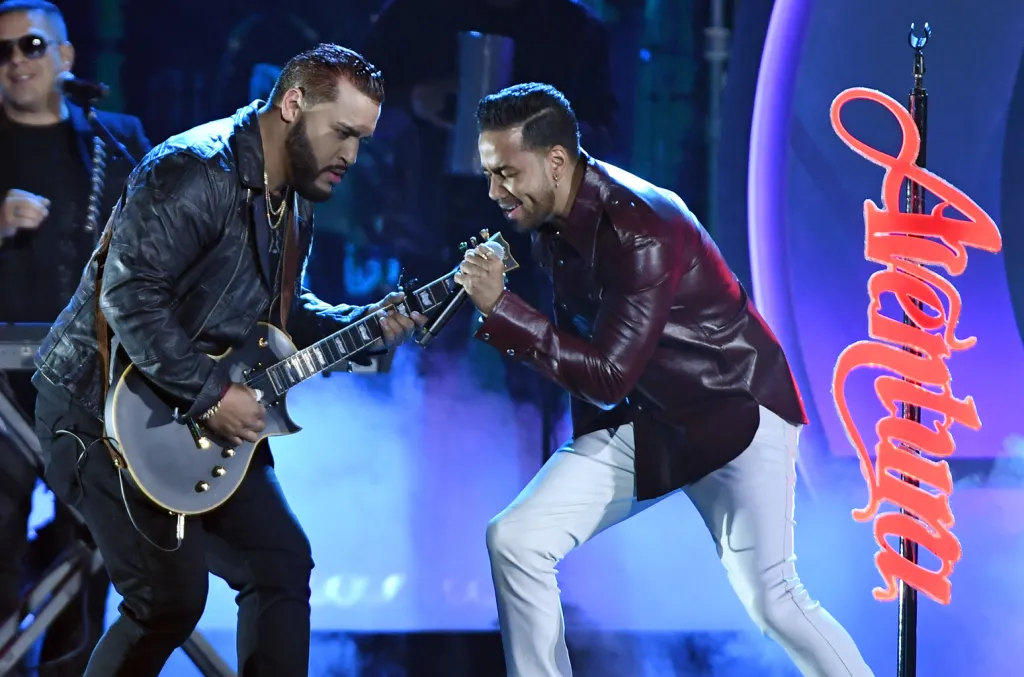 Romeo-Santos-Reunites-with-Aventura-2019-billboard-espanol-1548.webp