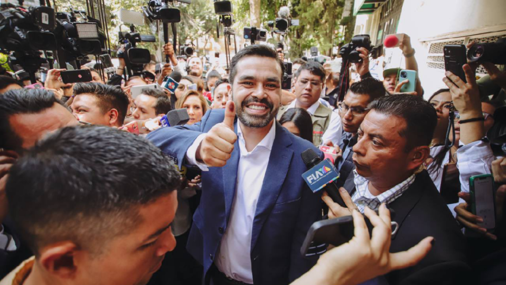 Maynez-se-muestra-optimista-al-emitir-su-voto-1068x601-1-1024x576.png