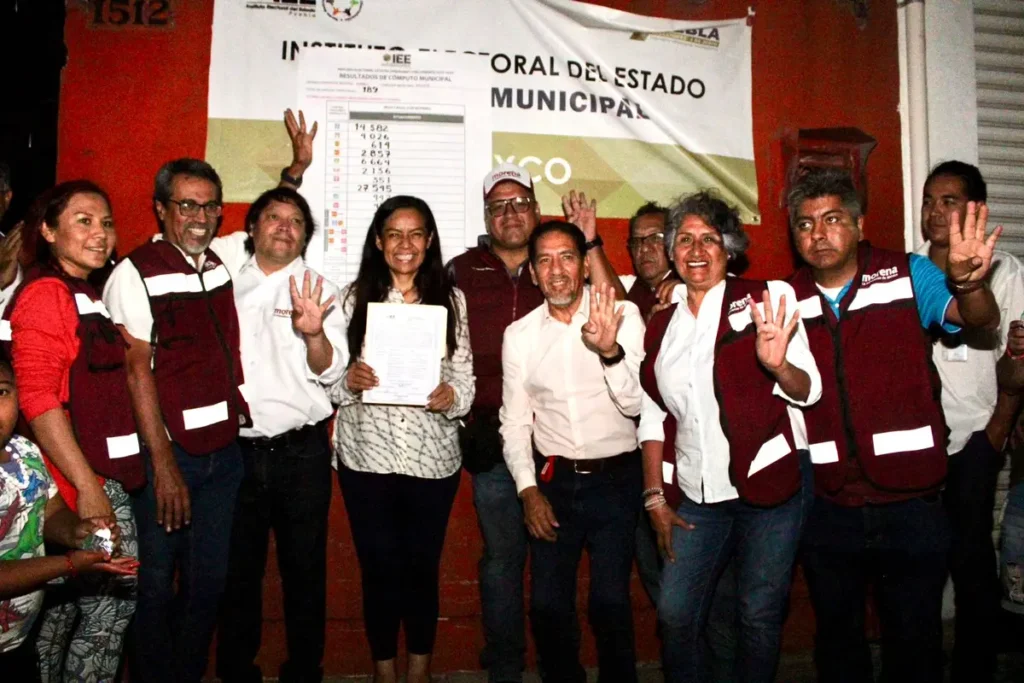 ariadna_ayala_recibe_constancia_de_mayoria_consigue_reeleccion_en_atlixco_4-1024x683.webp