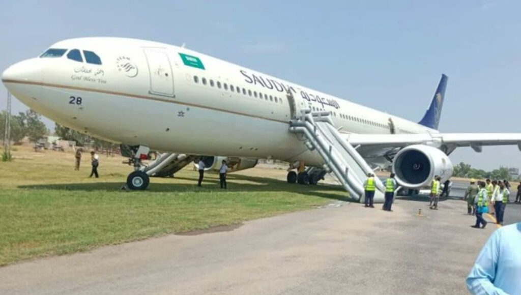 en-el-aeropuerto-internacional-de-peshawar-pakistan-un-avion-de-saudi-airlines-debio-ser-evacuado-al-incendiarse-uno-de-sus-neumaticos-1024x580.jpg