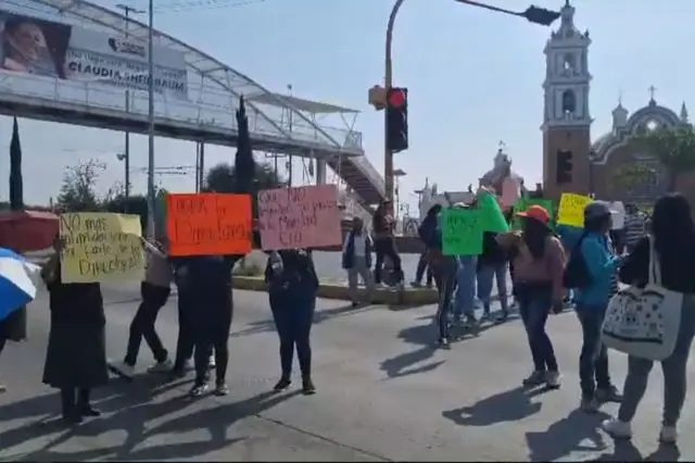 padres_bloquean_federal_a_atlixco_piden_remover_a_directora_de_primaria.webp