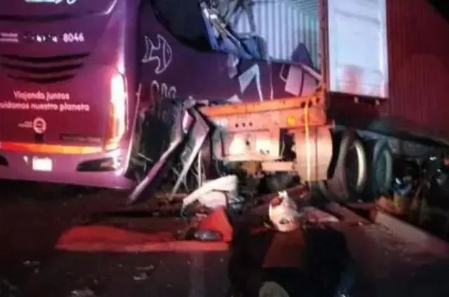 autobus_de_ado_choca_trailer_en_libramiento_de_perote_reportan_7_muertos_2.webp