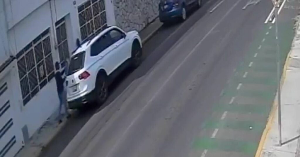 Asalto armado deja sin camioneta a una pareja en la colonia El Carmen