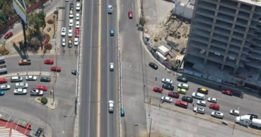 Asalto armado a automovilista en el Bulevar Atlixco es captado en video