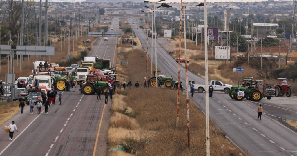 Campesinos mantienen bloqueo en Puebla–Orizaba