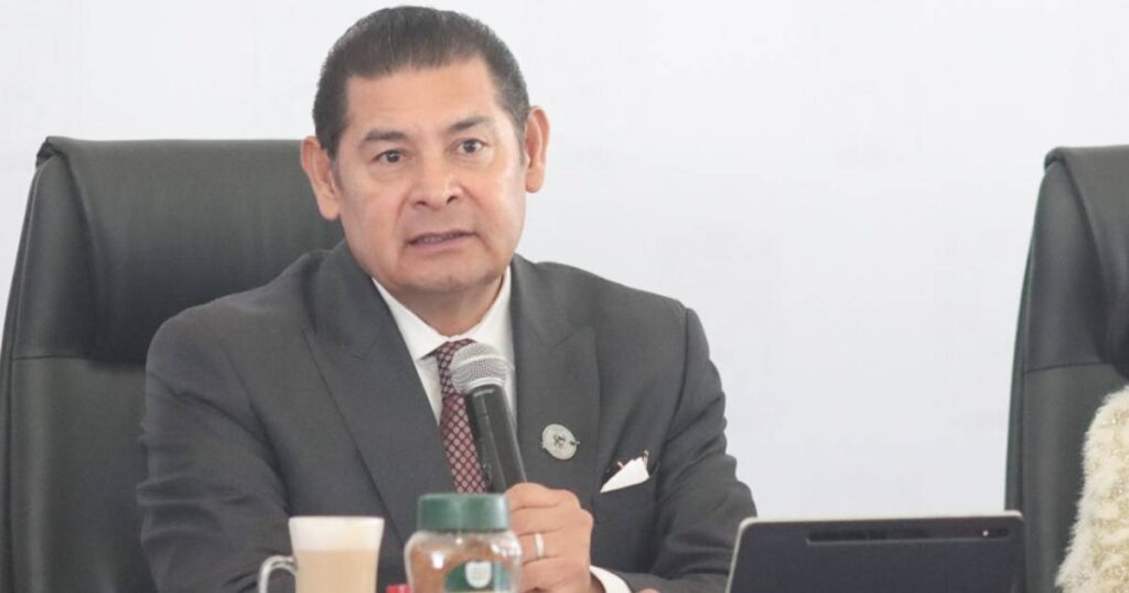 Armenta se reúne con hijo de pareja hallada sin vida en Chignahuapan