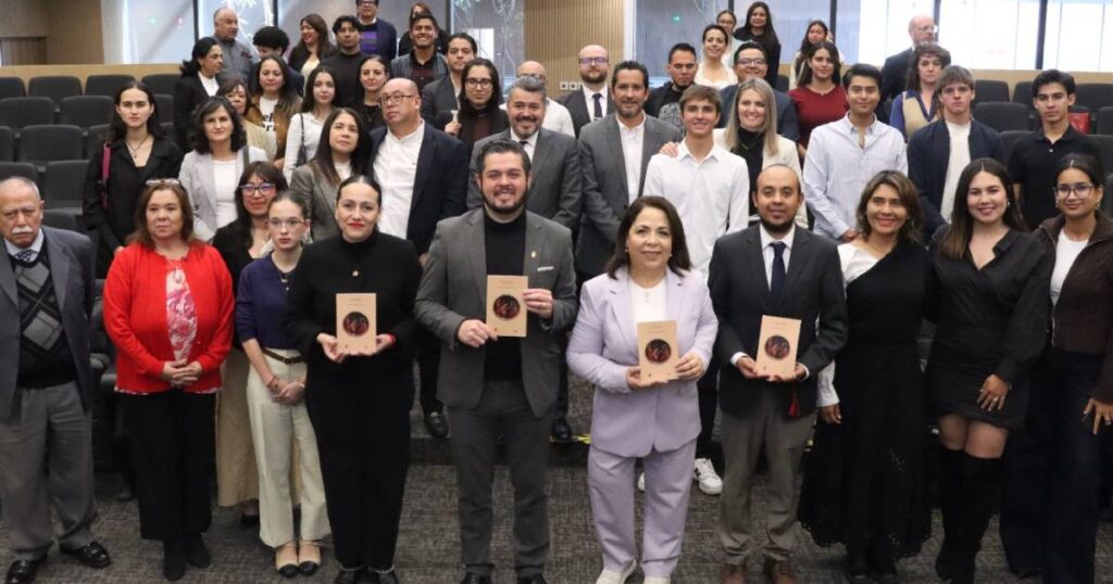 Presentan en el Congreso del Estado el libro “Grávida”