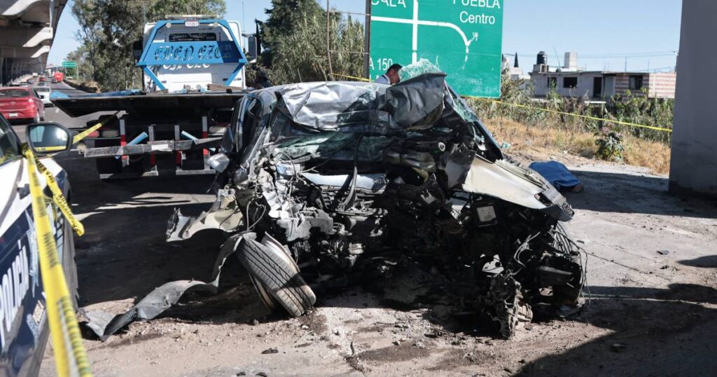 Exceso de velocidad deja conductor prensado y sin vida en México-Puebla