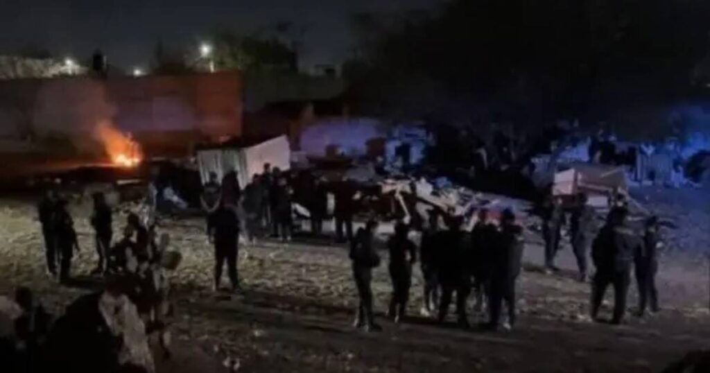 Vecinos de Tehuacán se organizan para quemar vivienda de un ladrón