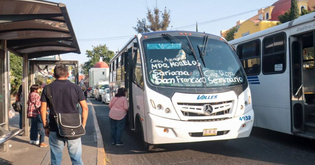 Ocurren cuatro robos diarios en transporte público de Puebla capital
