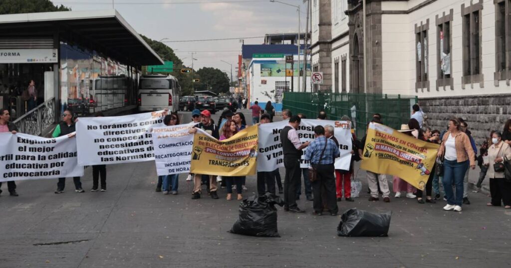 Maestros del SNTE y normalistas se manifiestan por imposición de directivos