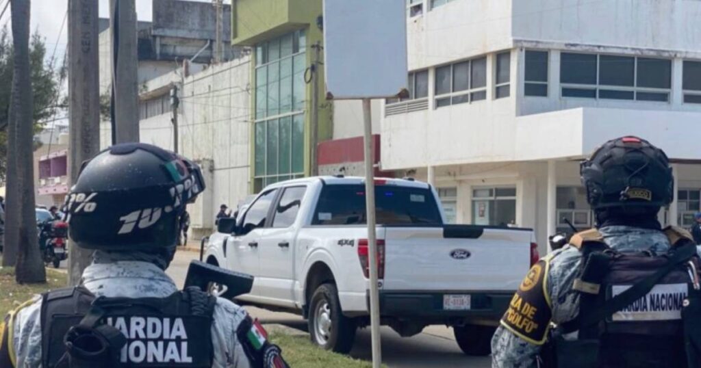 Terror en Coatzacoalcos tras irrupción armada dentro de oficinas