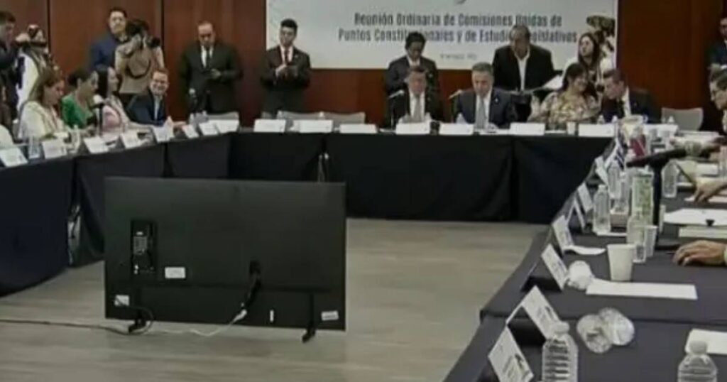 Avanza en Senado reforma para fijar tope a pensiones de funcionarios