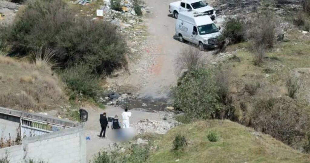 Hallan dos cuerpos atados y con violencia en barranca de Puebla