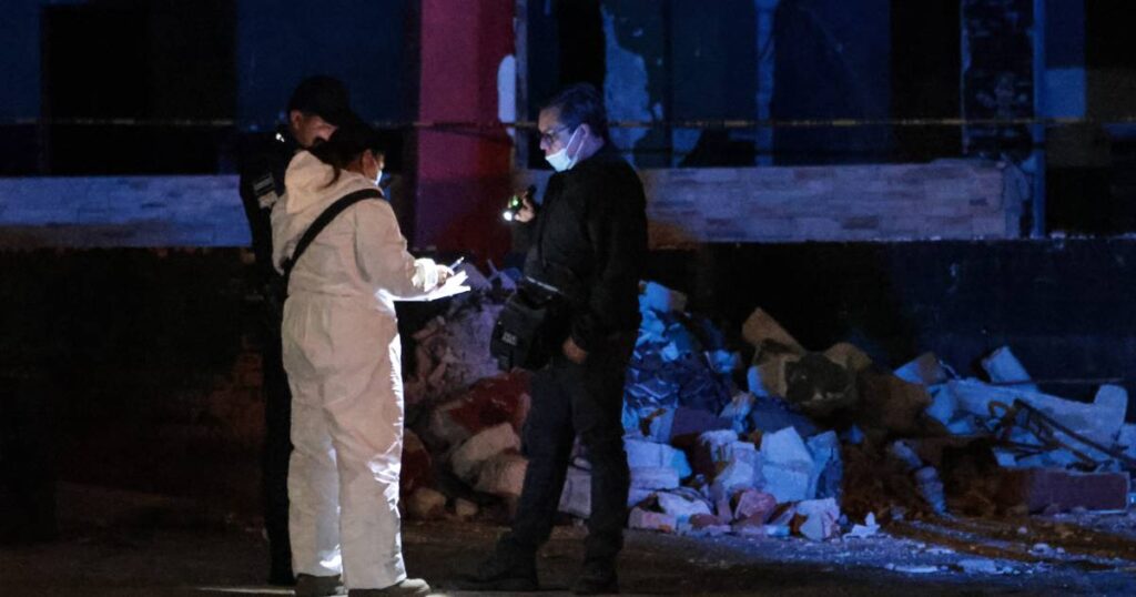 Descubren restos humanos en cisterna de bar demolido en Puebla