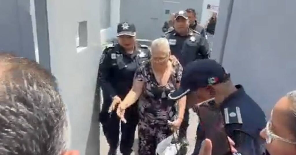 Carlota sale de penal y seguirá proceso en casa por doble homicidio