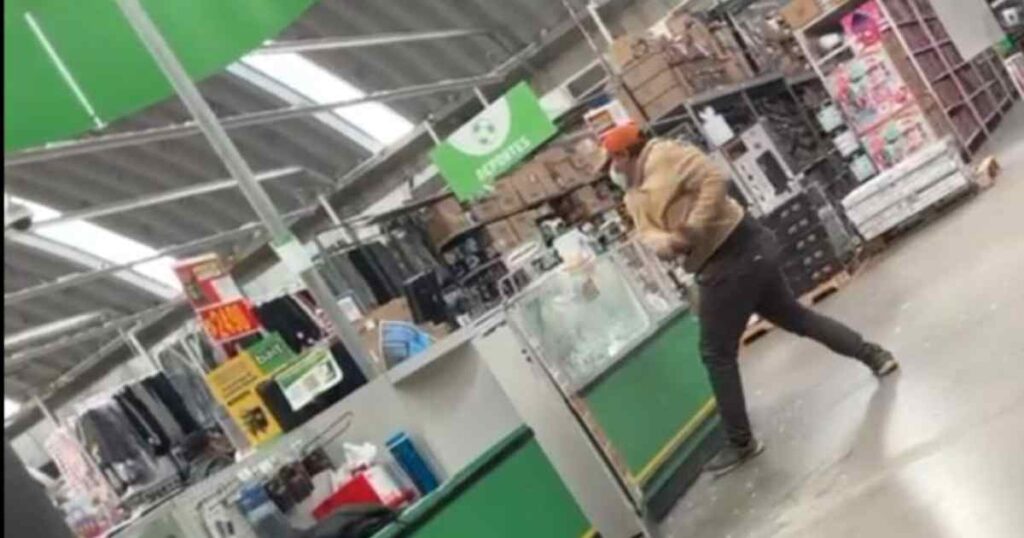 Frustran asalto en Aurrera Xilotzingo; delincuentes logran escapar