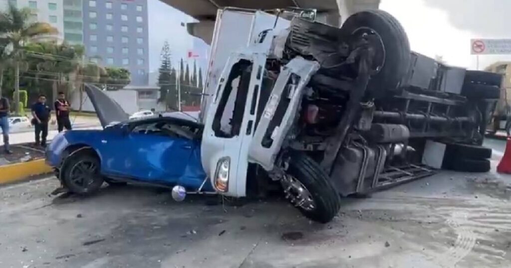 Tractocamión aplasta vehículos en la México-Puebla