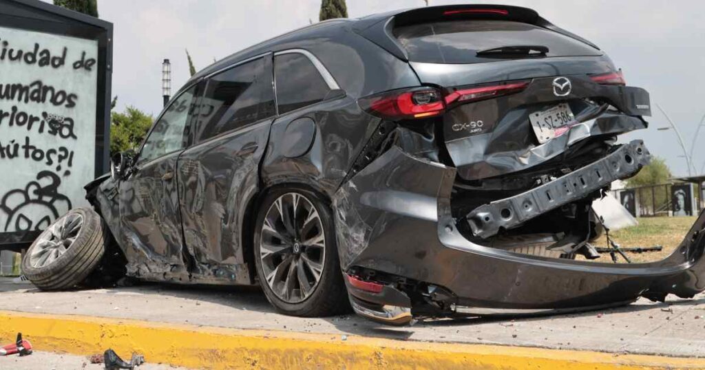 Choque de camionetas en la Atlixcáyotl deja tres heridos