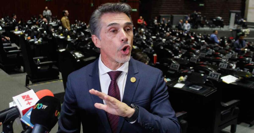 Sergio Mayer renuncia a Morena