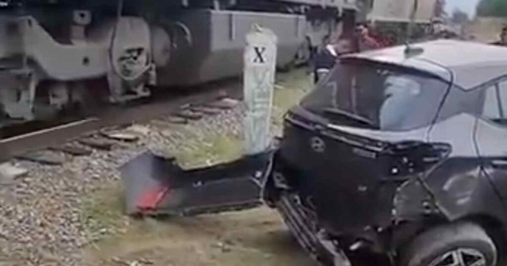 ¡Ilesos! los pasajeros de un auto embestido por tren en San Felipe Hueyotlipan
