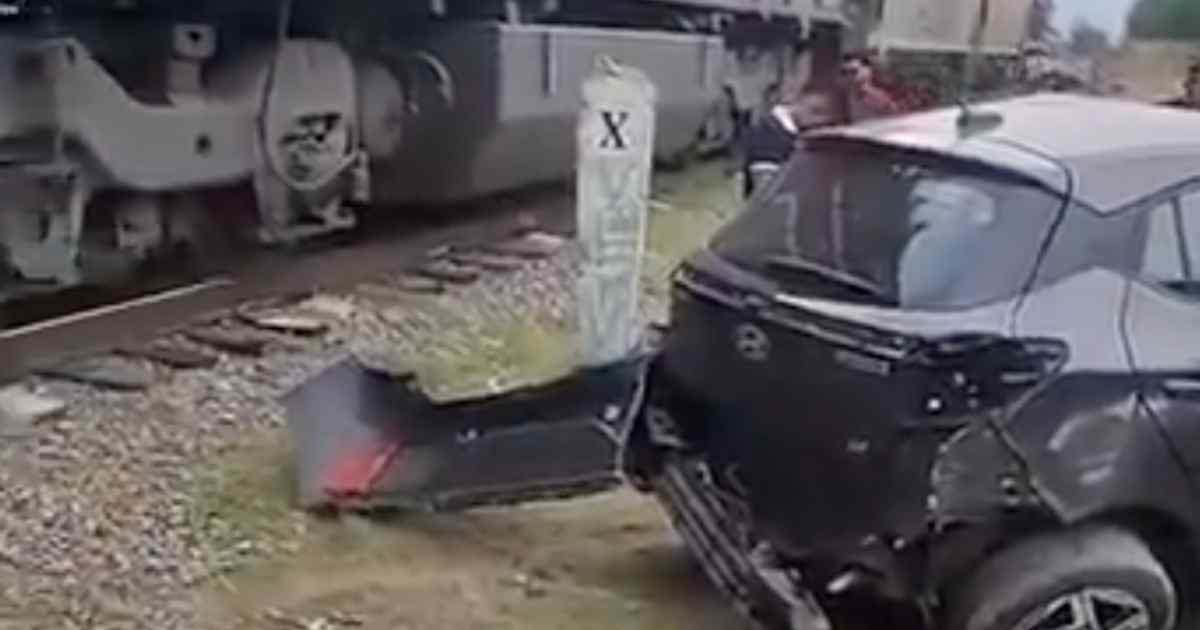 Tren embiste auto Tren embiste auto