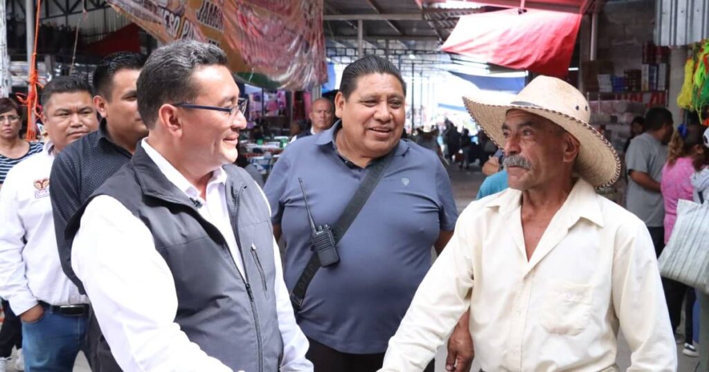Pável Gaspar impulsa obras y escucha a comerciantes en la Mixteca