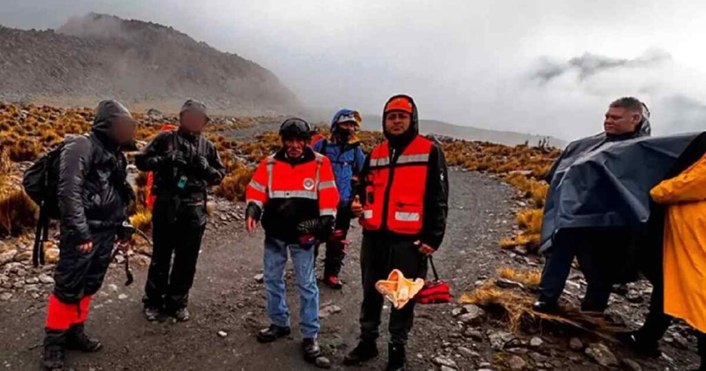 Rescatan sanos y salvos a tres montañistas extraviados en el Pico de Orizaba