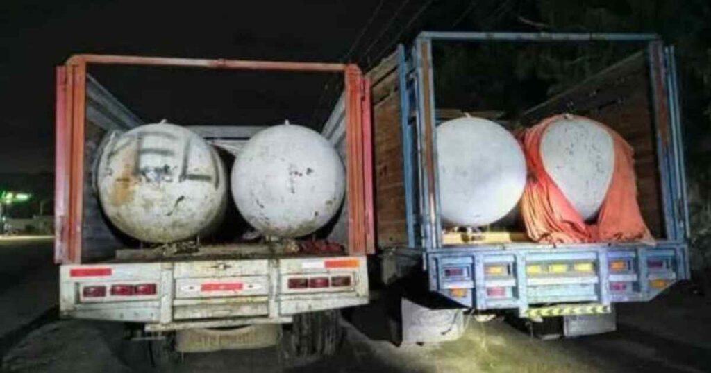 Aseguran camionetas con 14 mil litros de huachigas en Texmelucan