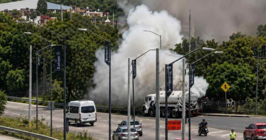 Incendio de pipa genera pánico en Periférico; pensaban que era de Gas LP