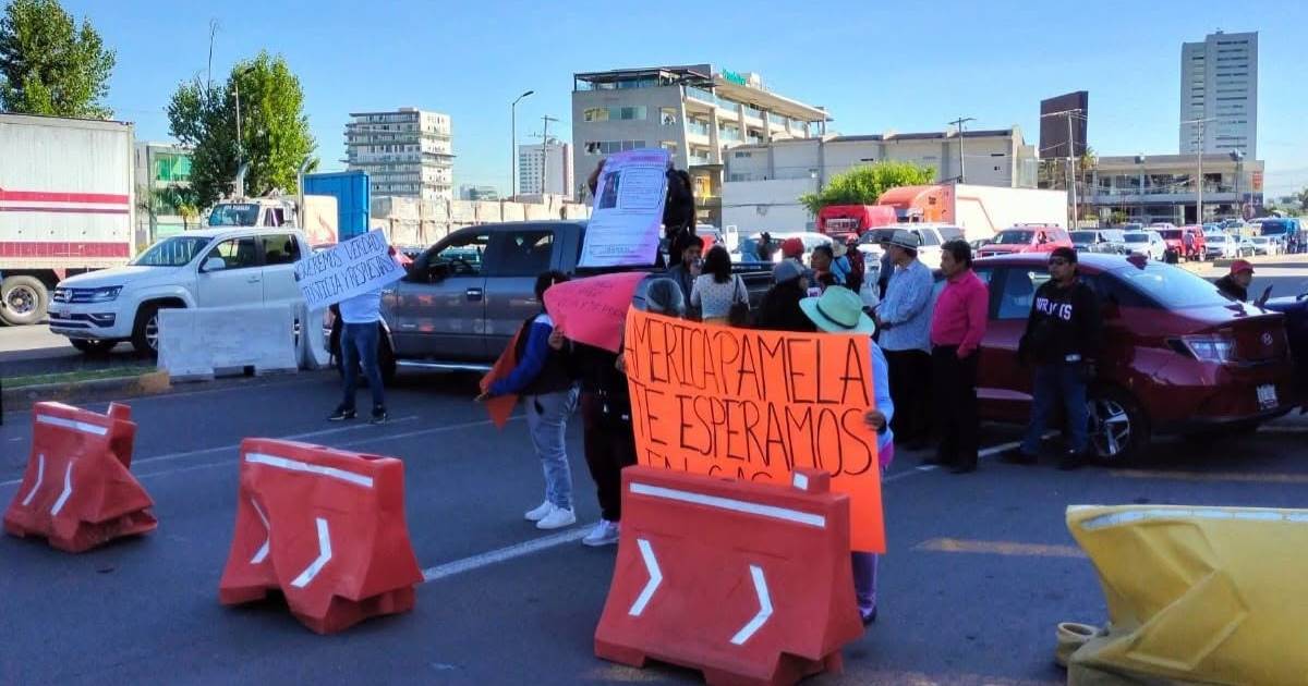 América Pamela bloquean la Vía Atlixcáyotl