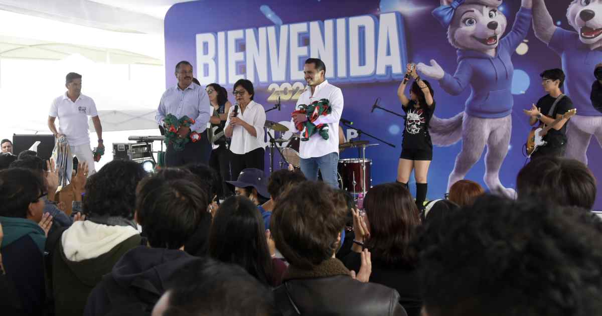 Lilia Cedillo recibe a jóvenes en CU2 Lilia Cedillo recibe a jóvenes en CU2