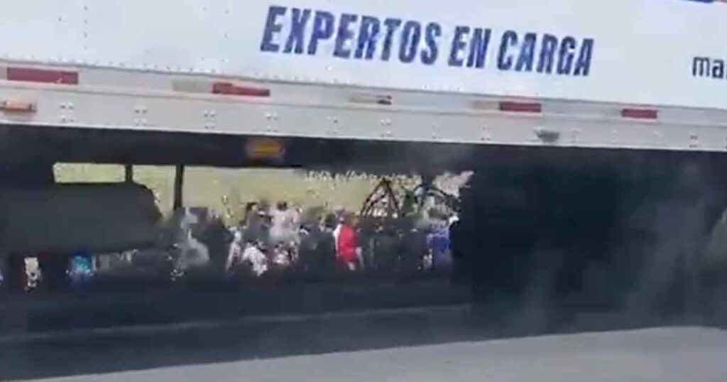 Choque de tráiler cargado de cerveza en Puebla termina con actos de rapiña