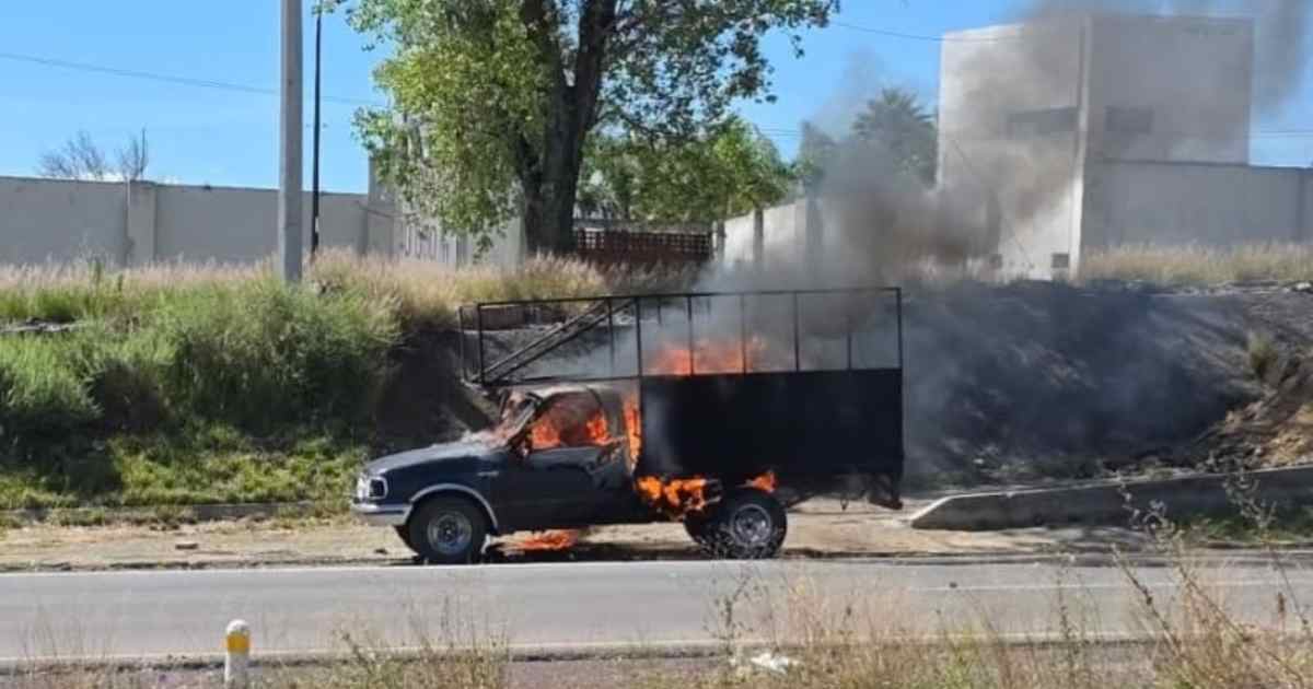 Se incendia auto en la Atlixcáyotl