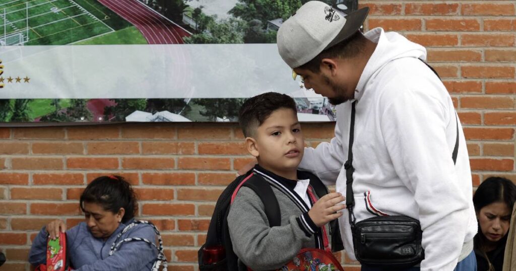 Comando armado asalta primaria de Puebla durante inscripciones