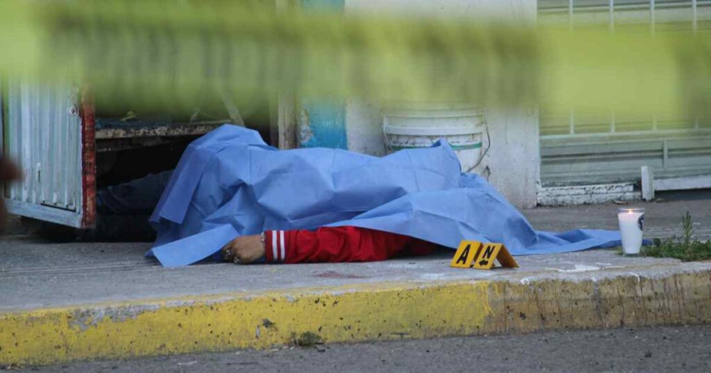 Atacan a balazos a tres hombres cerca del Mercado Zapata