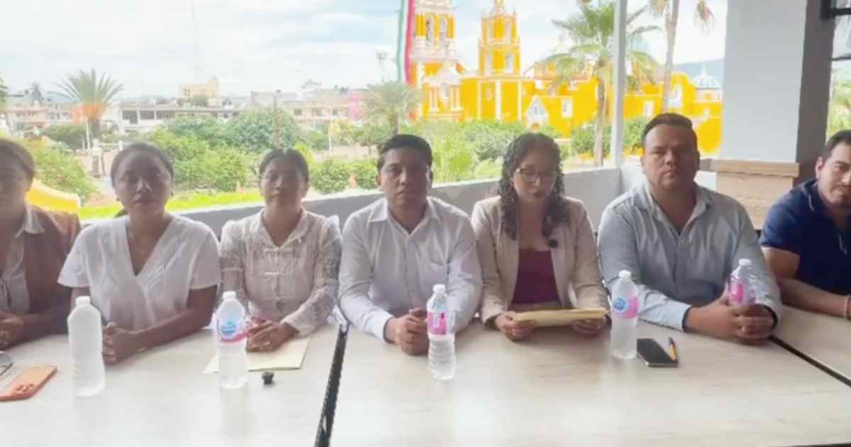 Regidores de Acatlán renuncian